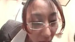 Азиатка в очках устроила секс с собакой и сосет хуй в порно зоо видео