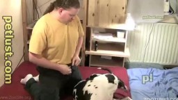 Длинноволосый скотоложец отлизывает собаке писечку и ебет секс с животными